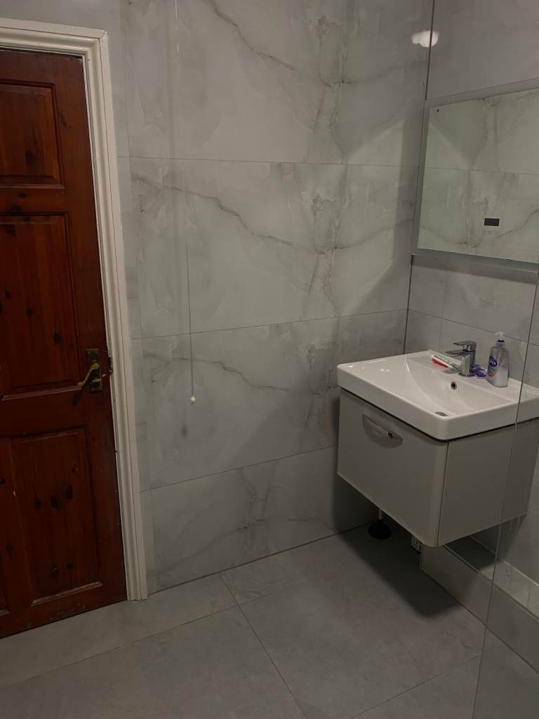 1 room to rent with all bills included 