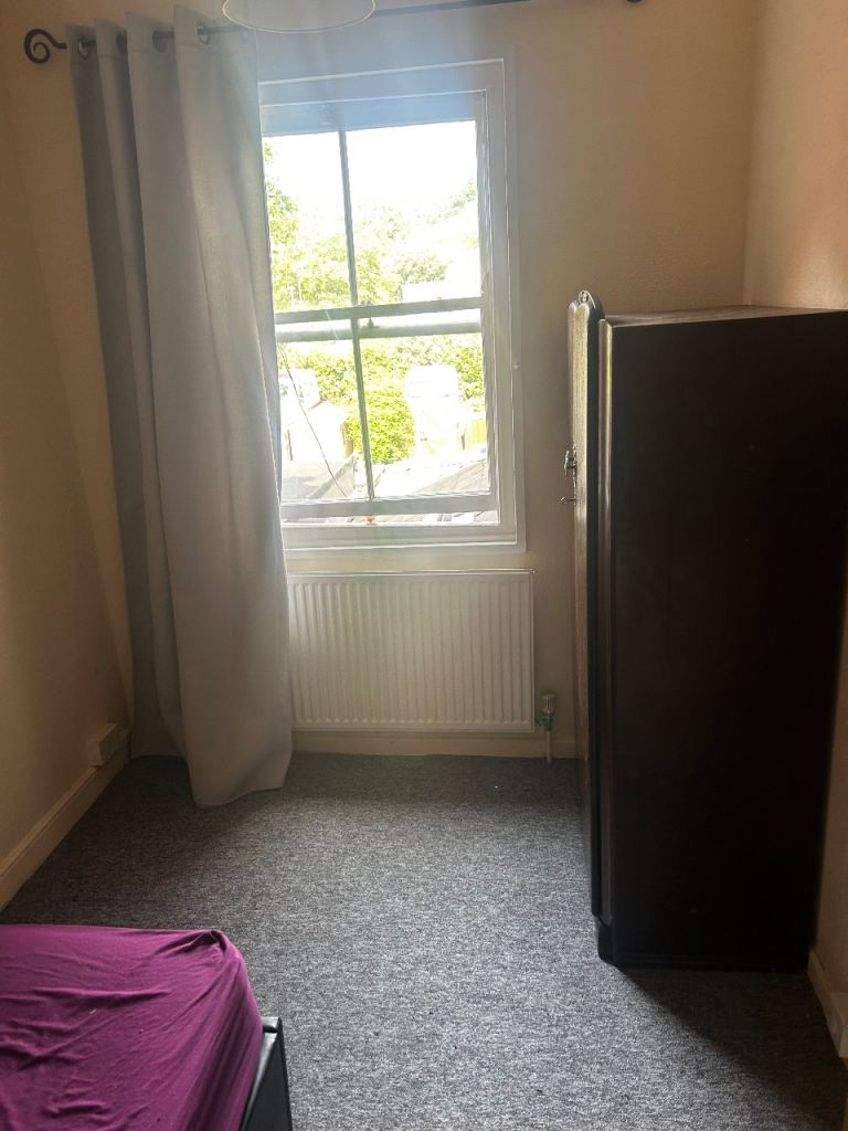 Single bedroom available 