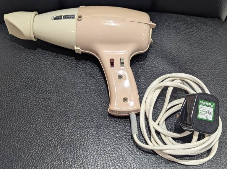 VINTAGE RETRO MOULINEX MODEL 162 HAIR DRYER PINK CREAM PLASTIC 400W 240V 1960s