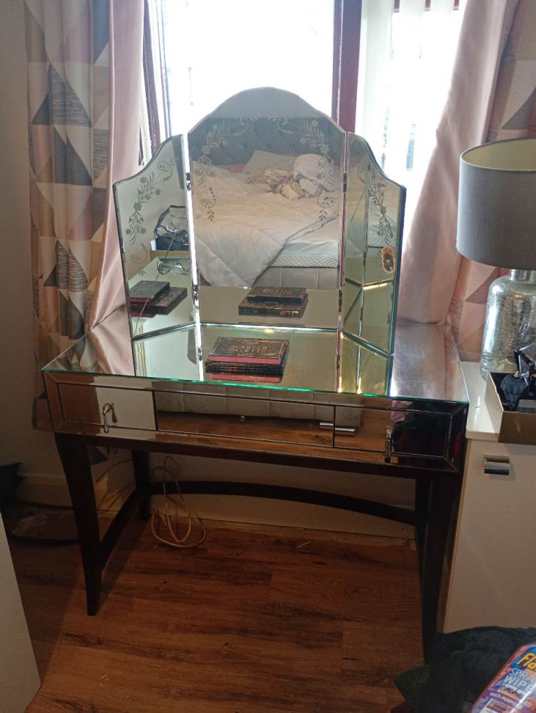 Vintage-Style Mirrored Dressing Table with Tri-Fold Mirror