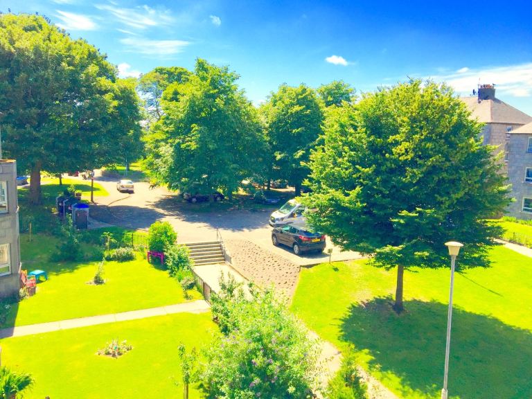 DOUBLE BEDROOM IN SUPERB TOP FLOOR OLD ABERDEEN APARTMENT BY UNIVERSITY 