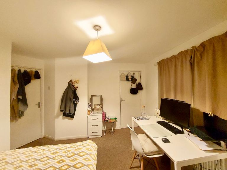 Double, furnished bedroom in Horfield