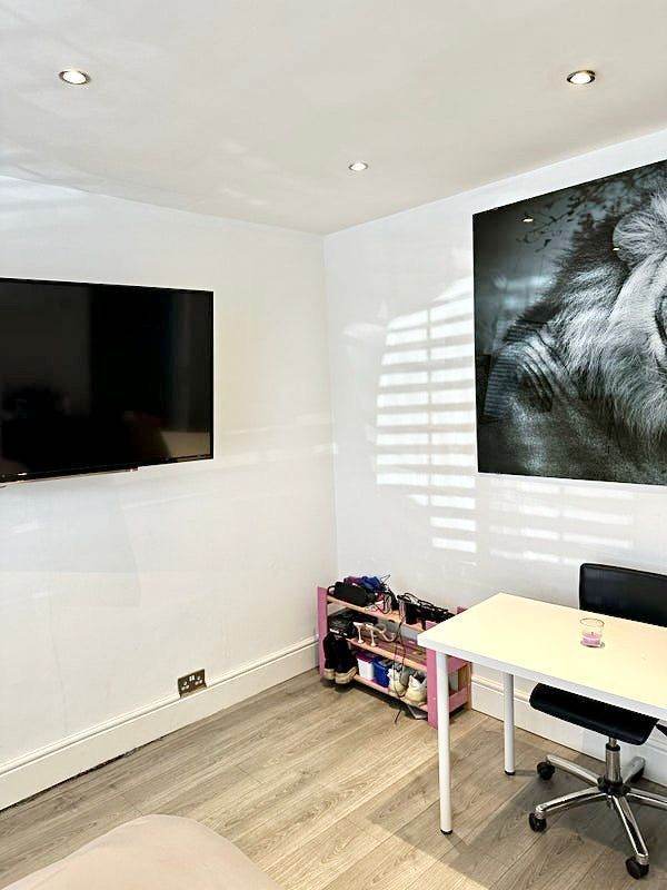 REAL NICE DOUBLE ROOM IN CHINGFORD , E4 8JT FOR £775pcm.. Professional ONLY! (AVAILABLE NOW)