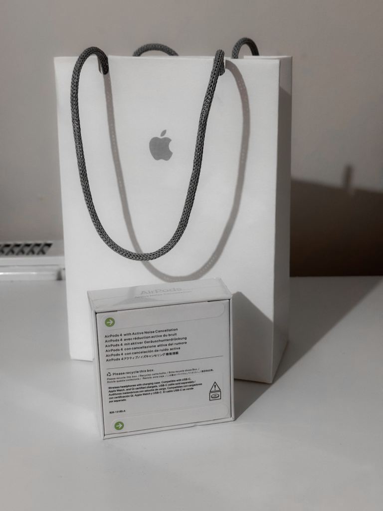 AppIe pods 4th gen with anti noise cancellation 