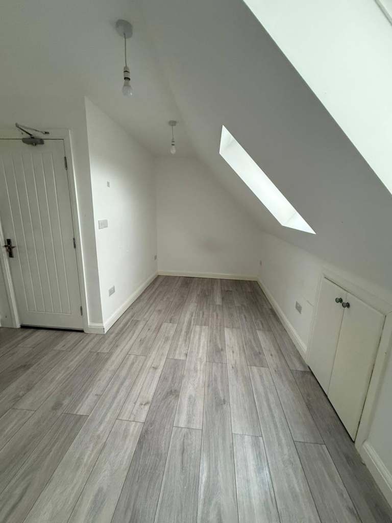 A very nice studio flat on Lodge avenue RM8