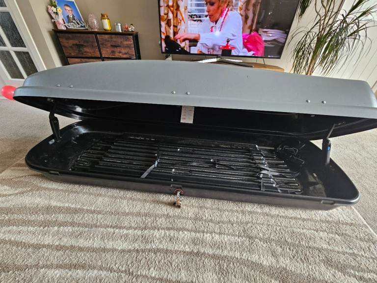 Title: Large Halfords Grey Roof Box with Key – £100