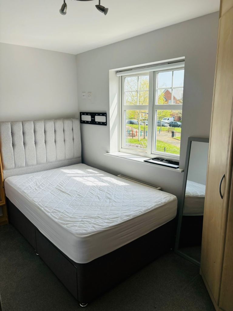     £500 – Clean Room in Prime Location | Close to Airport & Town Centre