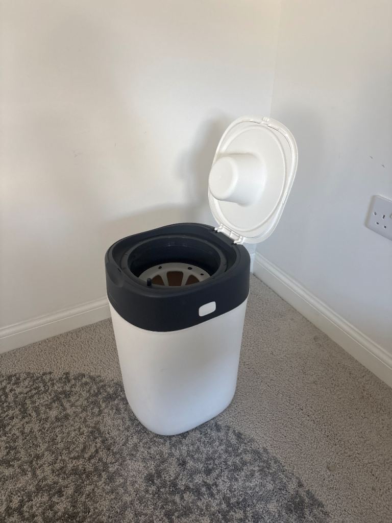Tommee Tippee Sangenic Tec Nappy Bin – White and Grey