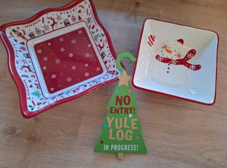 Christmas Serving Dishes & Yule Log Sign – As Good As New