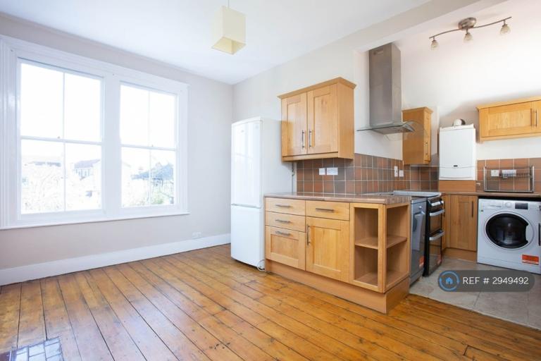 3 bedroom flat in Glencairn Road, London, SW16 (3 bed) (#2949492)
