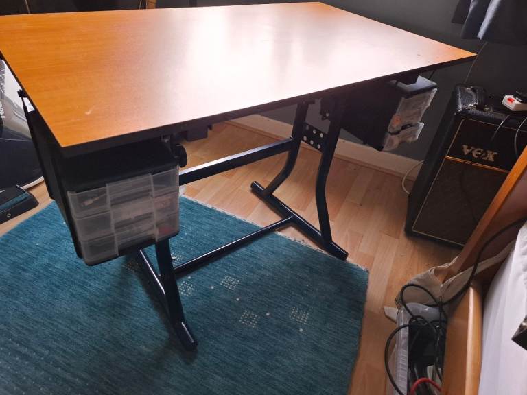Tilting desk