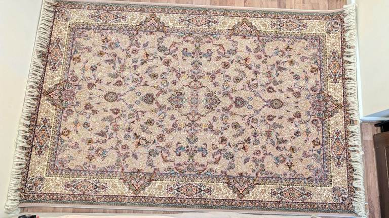 Beautiful Floral Persian rug – Good Condition