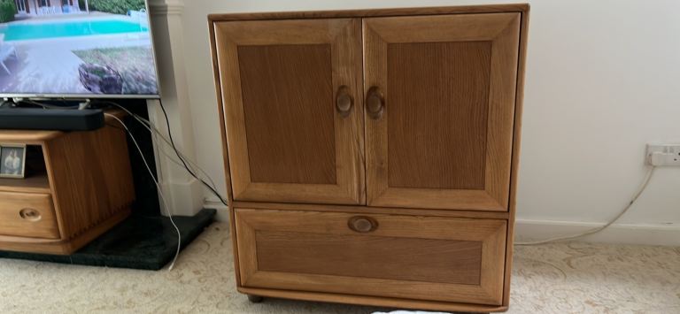 Ercol Windsor elm solid wood TV/Hi fi/ drinks or cocktail cabinet in excellent condition 