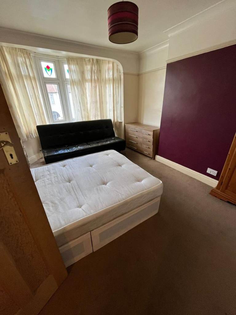 Fully Furnished Rooms Available in House Share. Ideal for UC Applicants 35 years old and over.