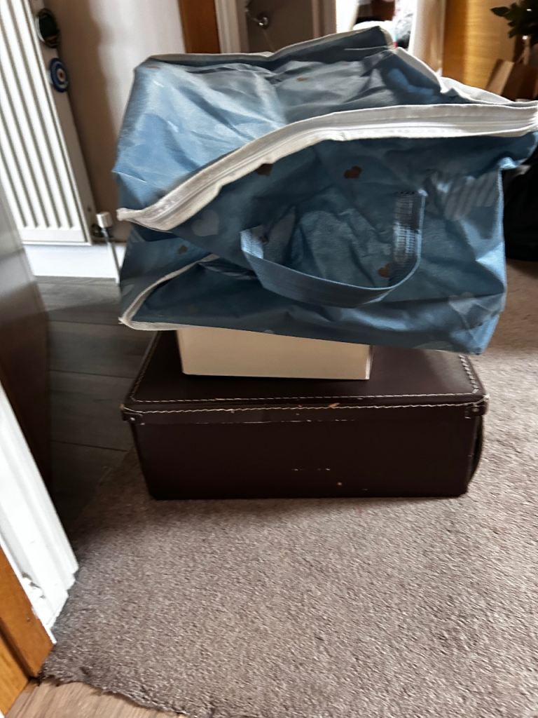 Storage containers 