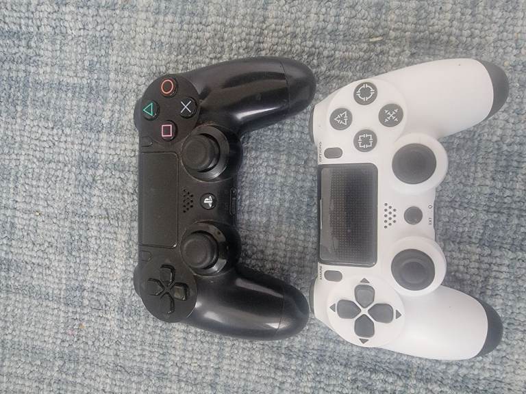 2 Ps4 Controllers