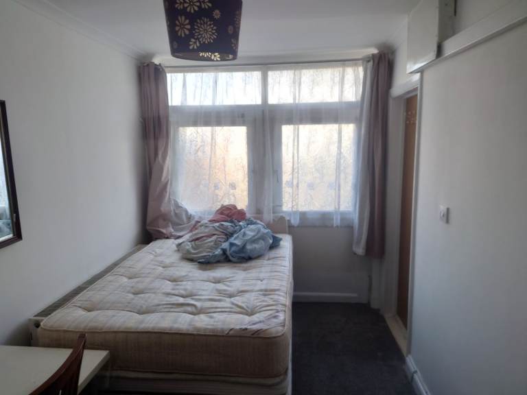 Self-contained studio flat, all bills included.