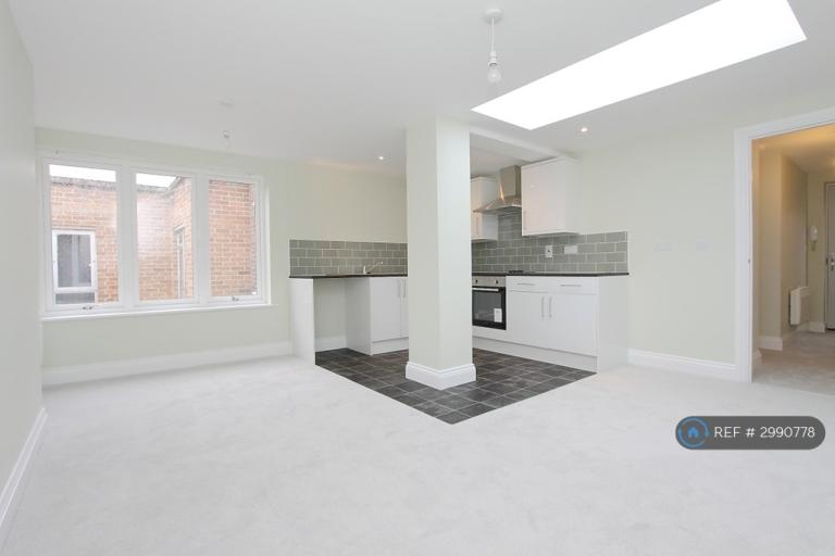 2 bedroom flat in High Street, Andover, SP10 (2 bed) (#2990778)