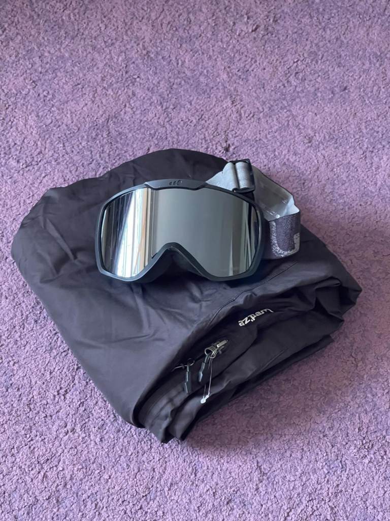 Ski Trousers and Goggles - Decathalon