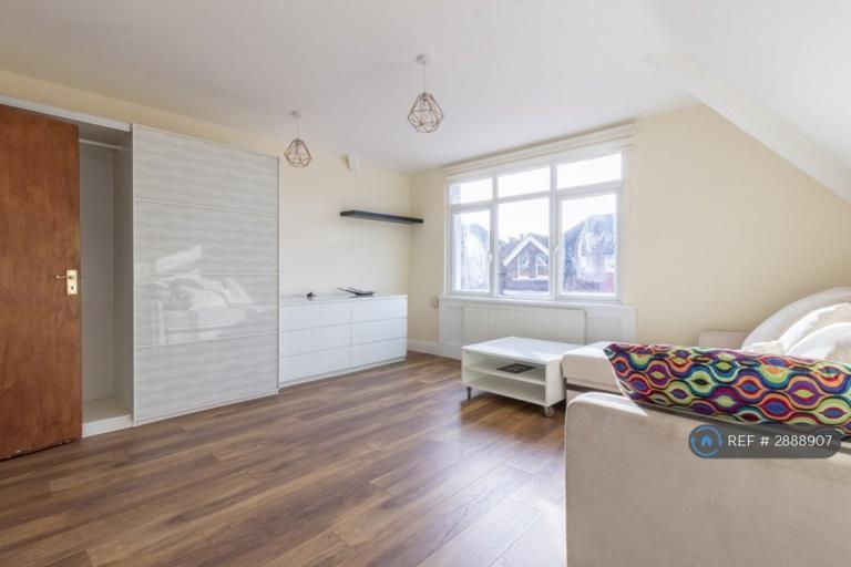 2 bedroom flat in Pinfold Road, London, SW16 (2 bed) (#2888907)
