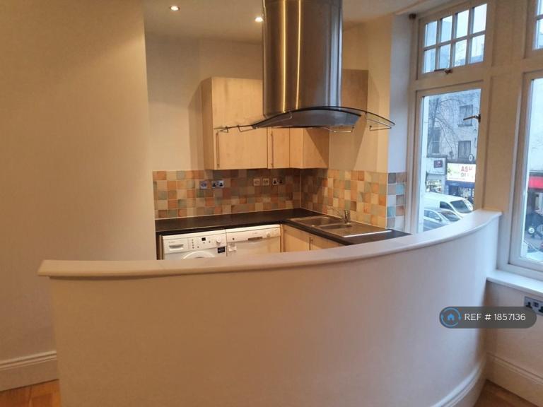 2 bedroom flat in Mare Street, London, E8 (2 bed) (#1857136)