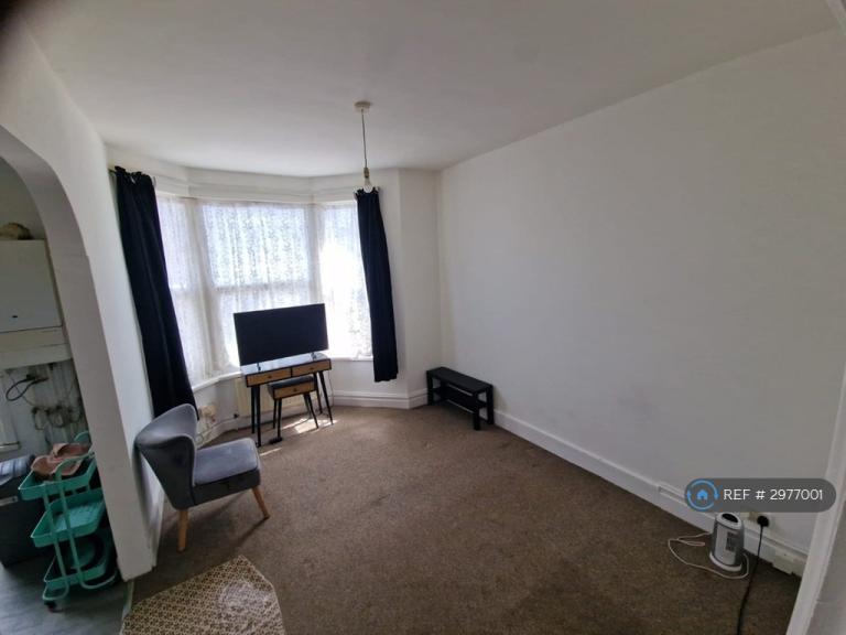 1 bedroom flat in Leyton, London, E10 (1 bed) (#2977001)