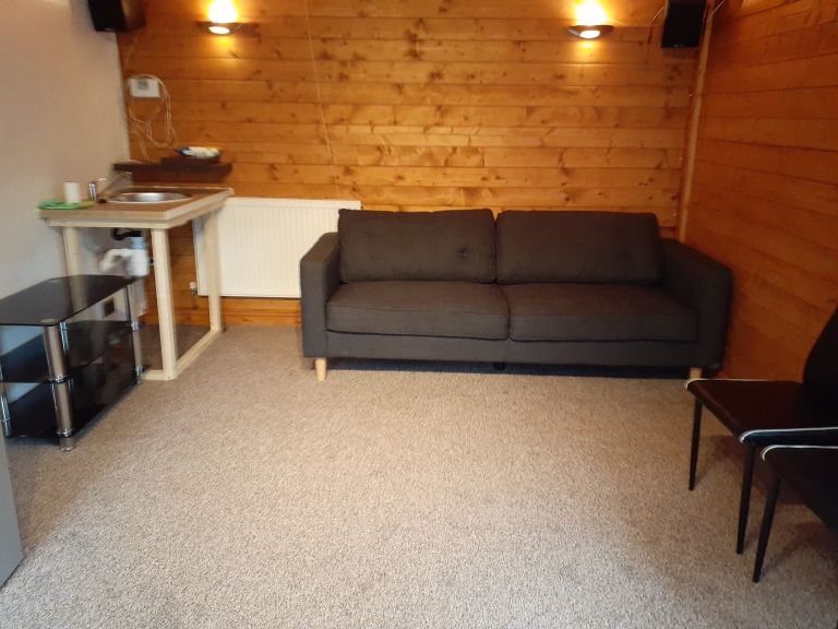 Double room with separate sitting space and separate bathroom to rent