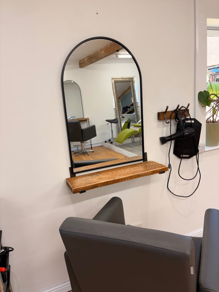 Chair/salon space to rent 