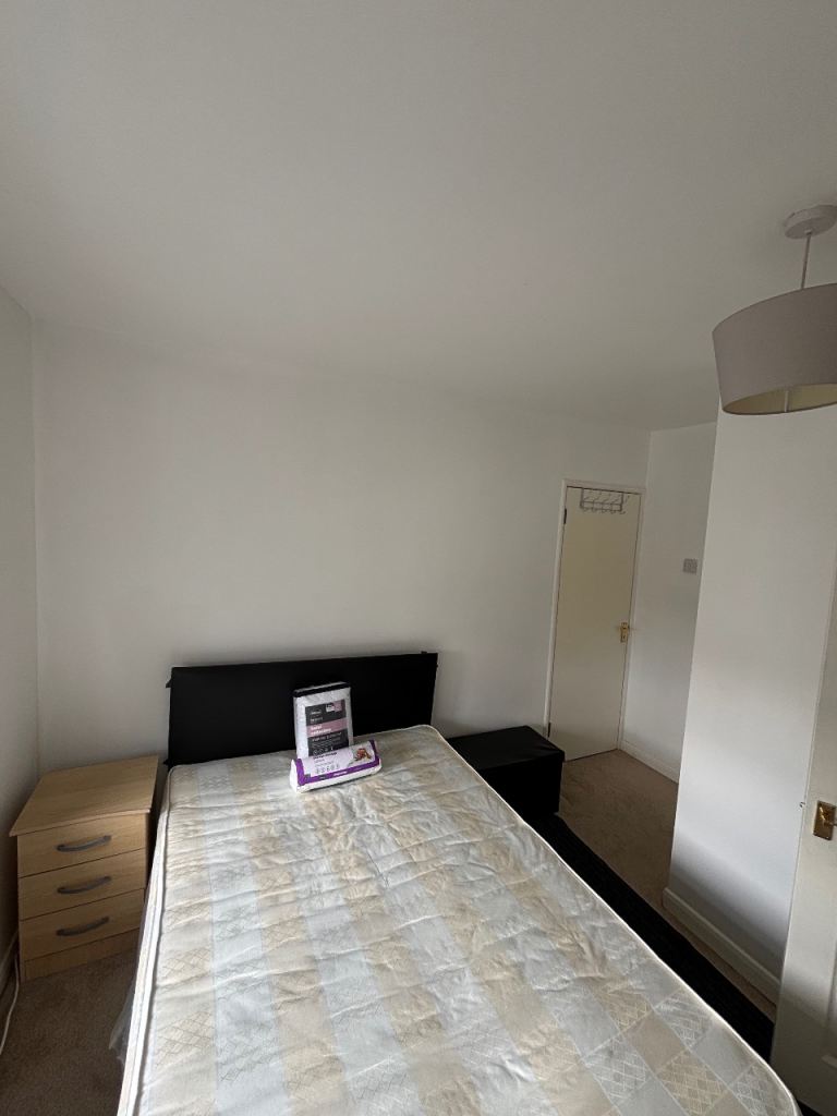 Double bedroom with en-suite No deposit required 