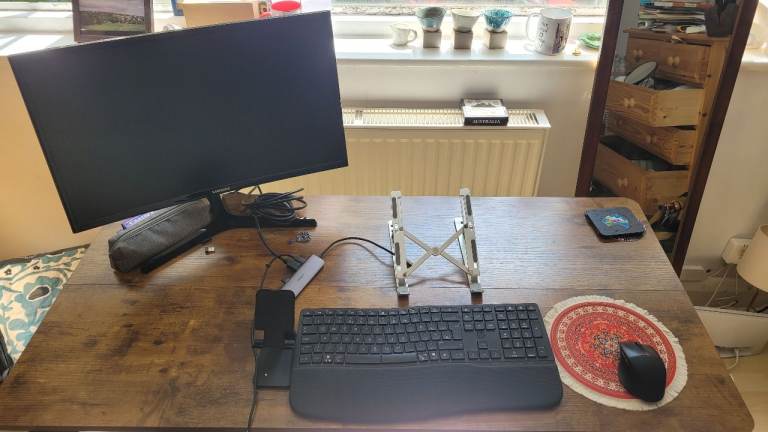 Samsung Essential 24 Curved Monitor CF396 24 inch - Good Condition
