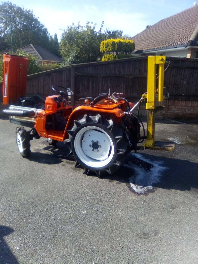KABOTA 4 WHEEL DRIVE TRACTOR AND LOG SPLITTER