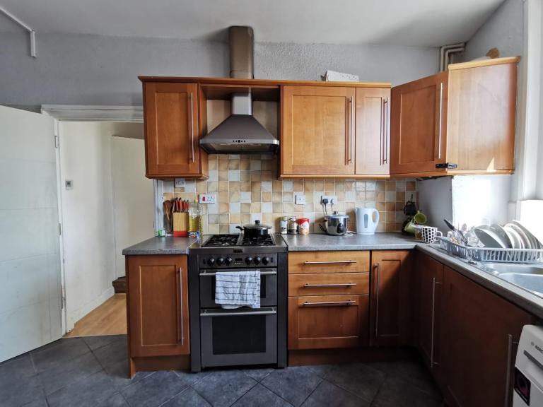 4 bedroom apartment - Church road NW4