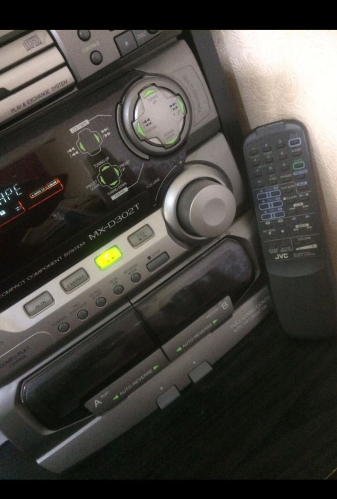 JVC HI-FI System with speakers.