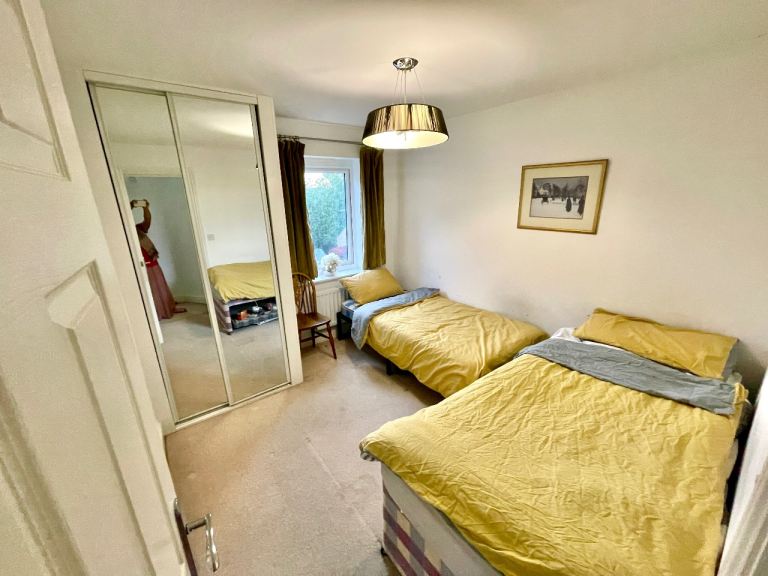 ** Twin Room for 2 person near ARU, City Center & Science Park **