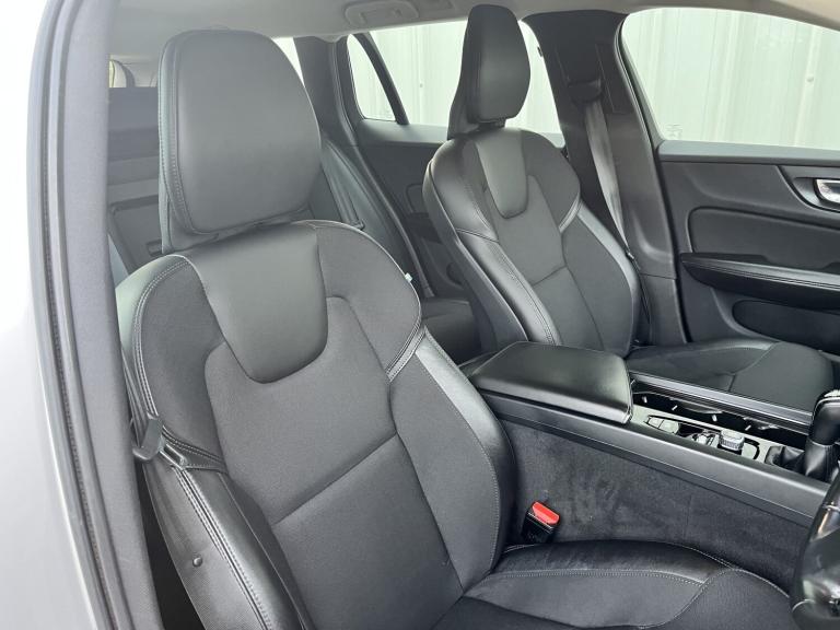 VOLVO V60 2.0 Momentum Plus D3 Silver Manual Diesel 2019