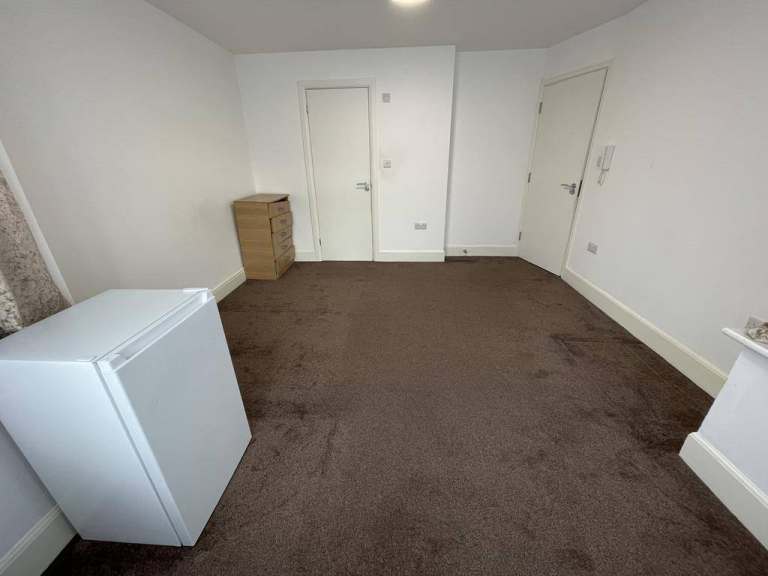 Double Room with En-Suite | Princes Avenue, NW9 | All Amenities Nearby