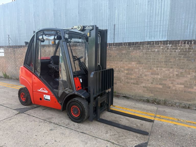 2006 Linde H25T gas forklift, triple mast, full cab 