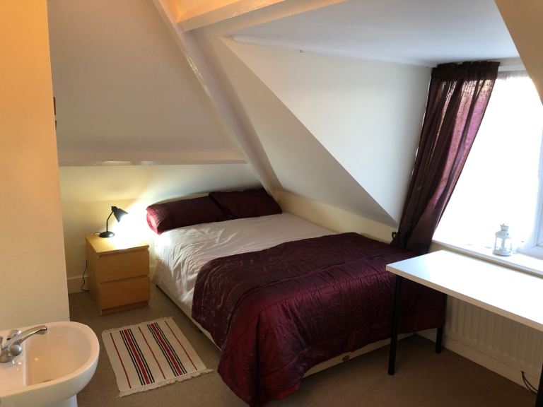 Lovely Double Attic Room in Professional House, No Deposit