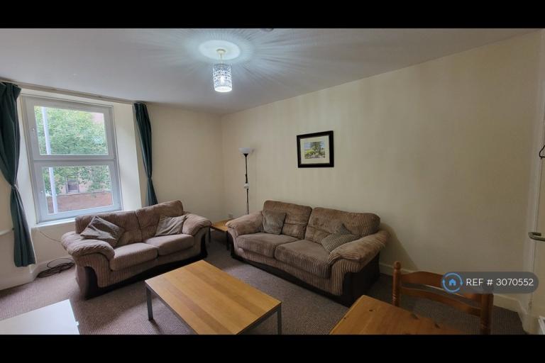 2 bedroom flat in Blackness Road, Dundee, DD1 (2 bed) (#3070552)