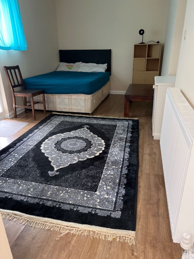One bedroom flat Hayes near Heathrew ub33px 