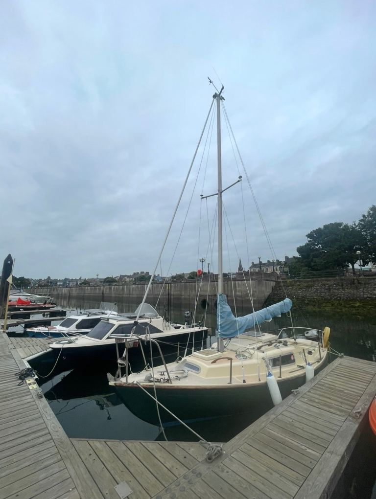 Corribee 21 sailing / sail boat with outboard