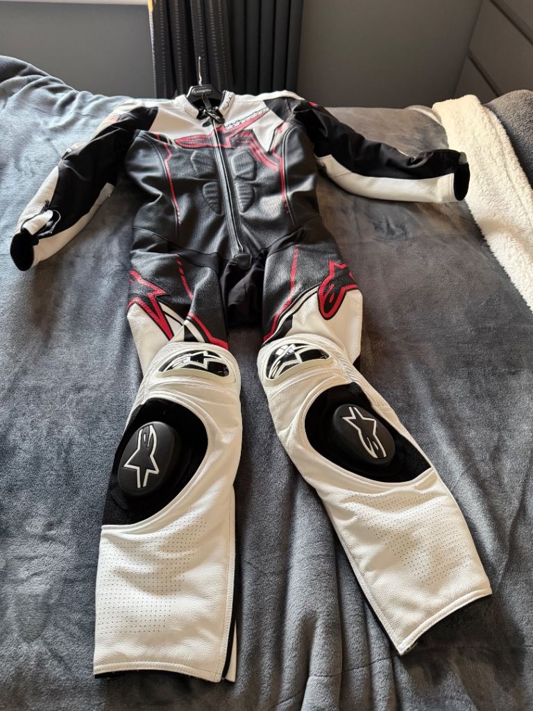 Alpinestar full leathers, like new.
