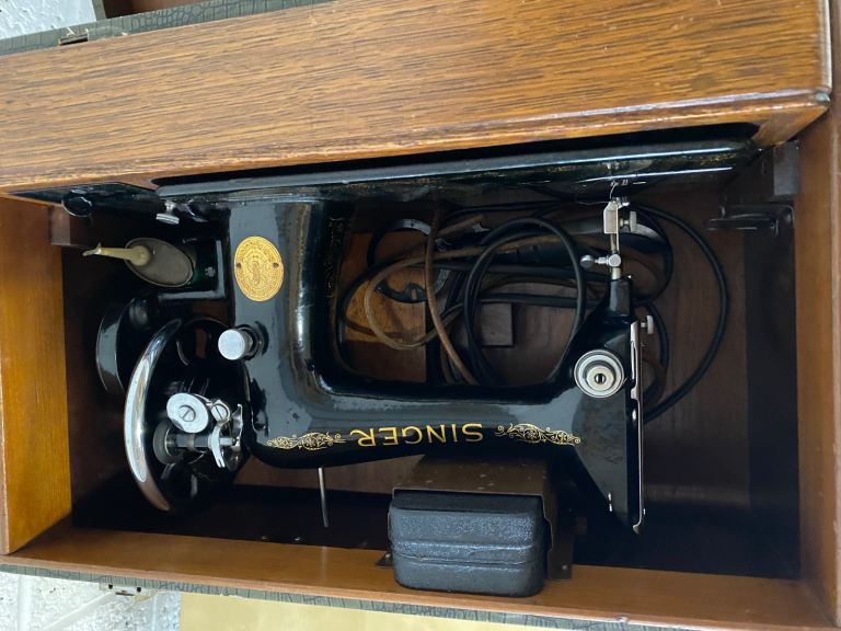 Singer Sewing Machine 