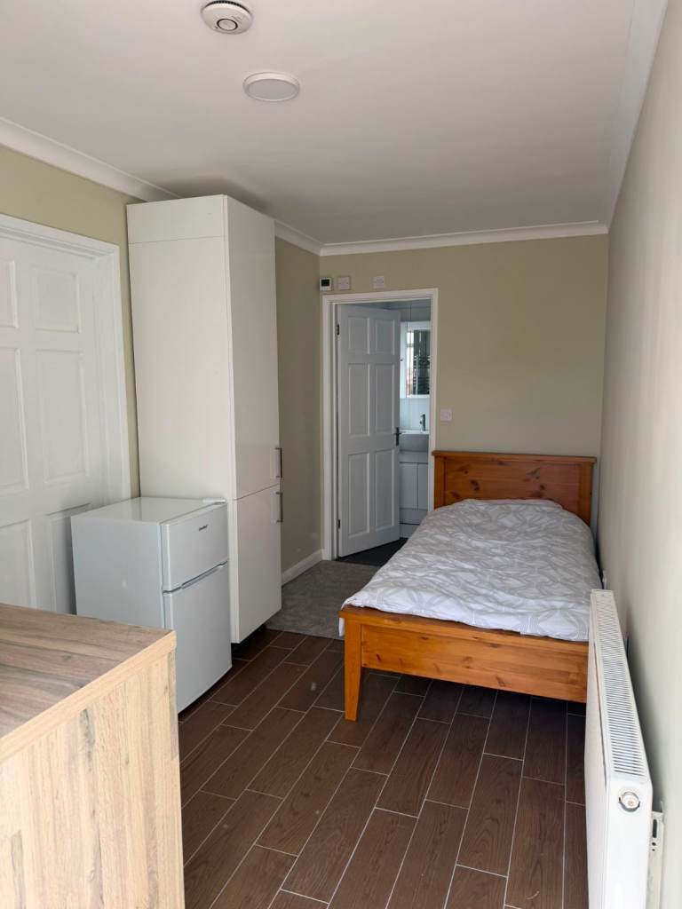  Studio Flat in IG5  £1,100 PCM All Bills Included
