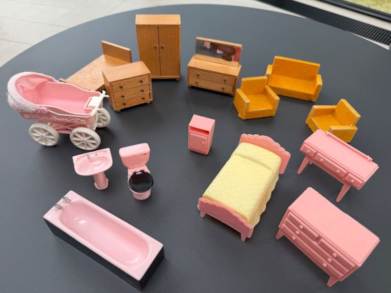 Selection of vintage dolls house furniture 