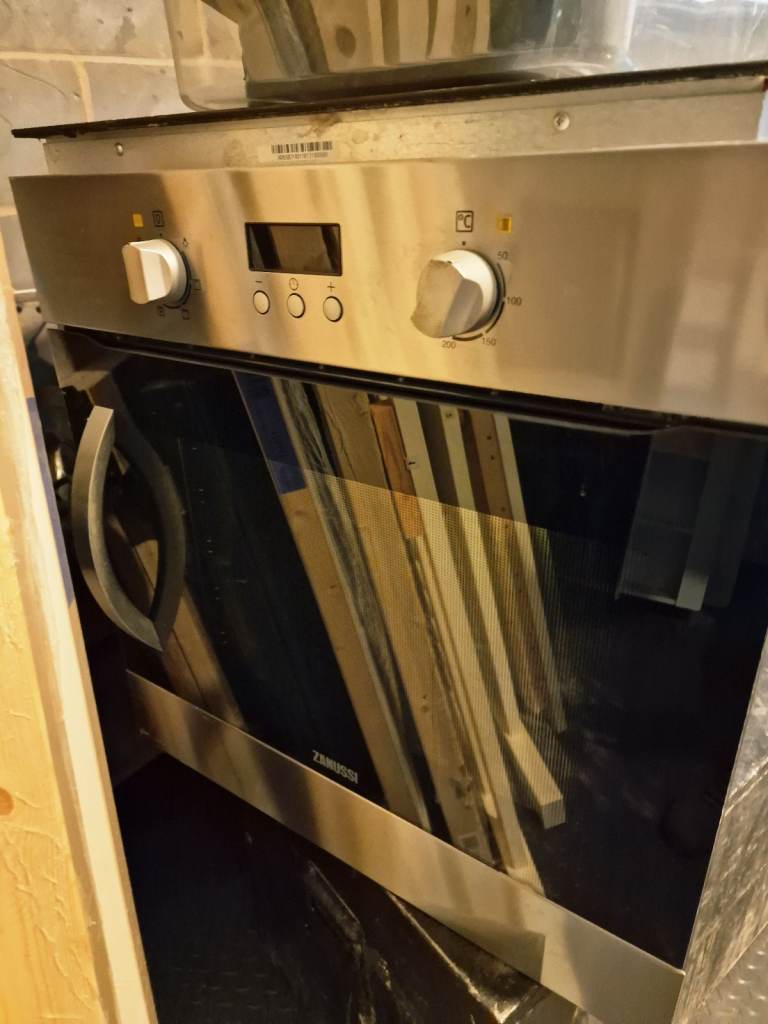 Oven, hob, extractor hood