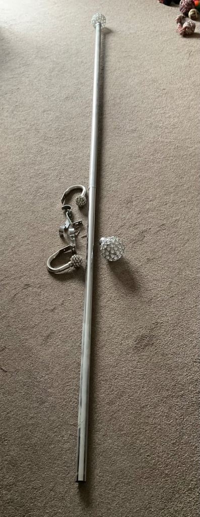 28mm extending eyelet curtain pole with ball finials and holdbacks