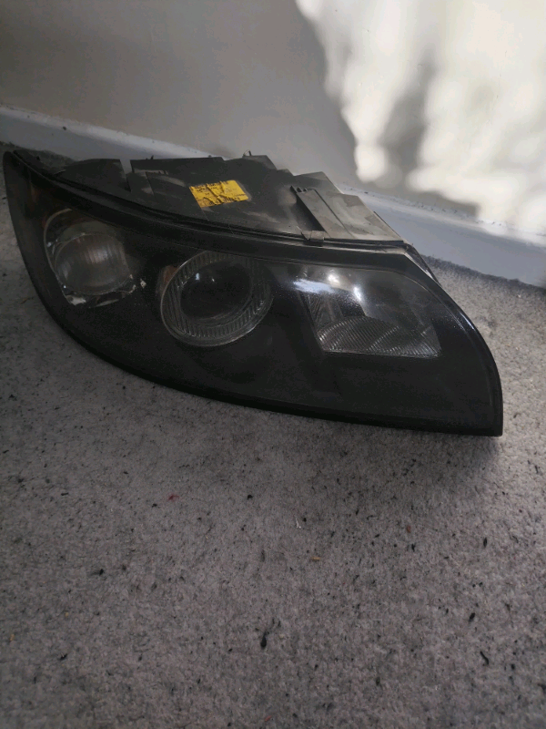 Volvo S40 MK2 2004 - Front right and left light