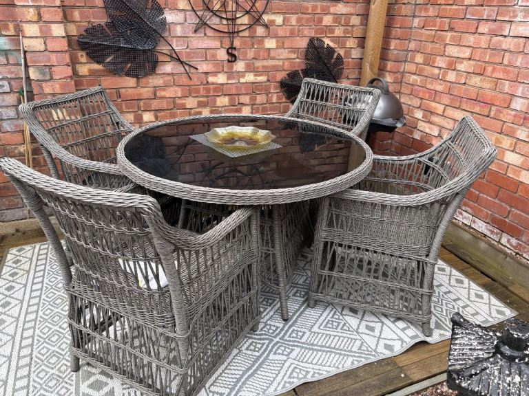 Garden table and four chairs 