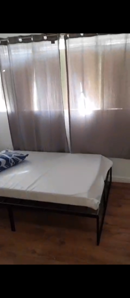 Spacious & Cosy Ensuite Room for Rent in - SE28 8QU